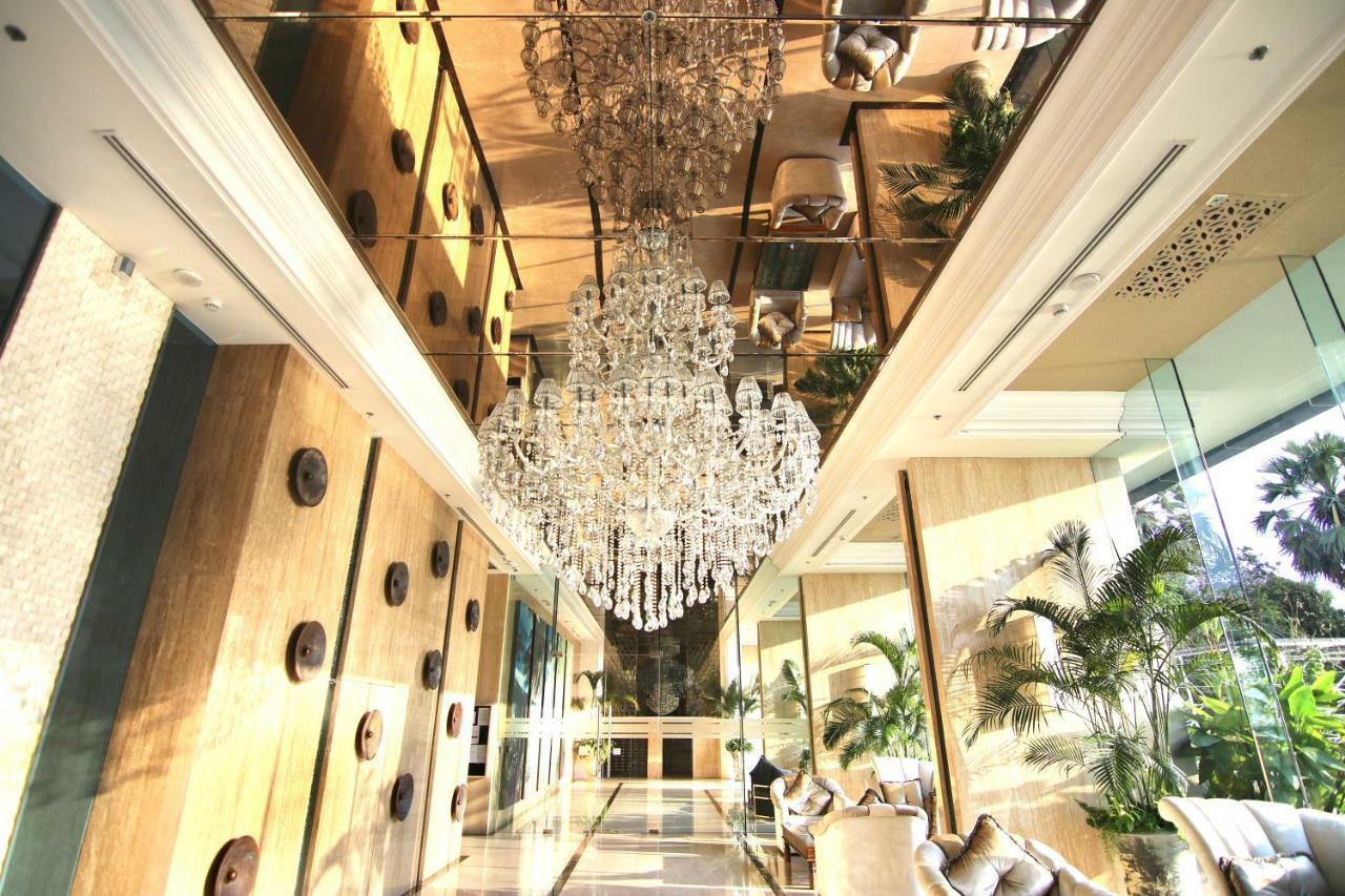 Luxurious Beachfront Pattaya Exterior photo