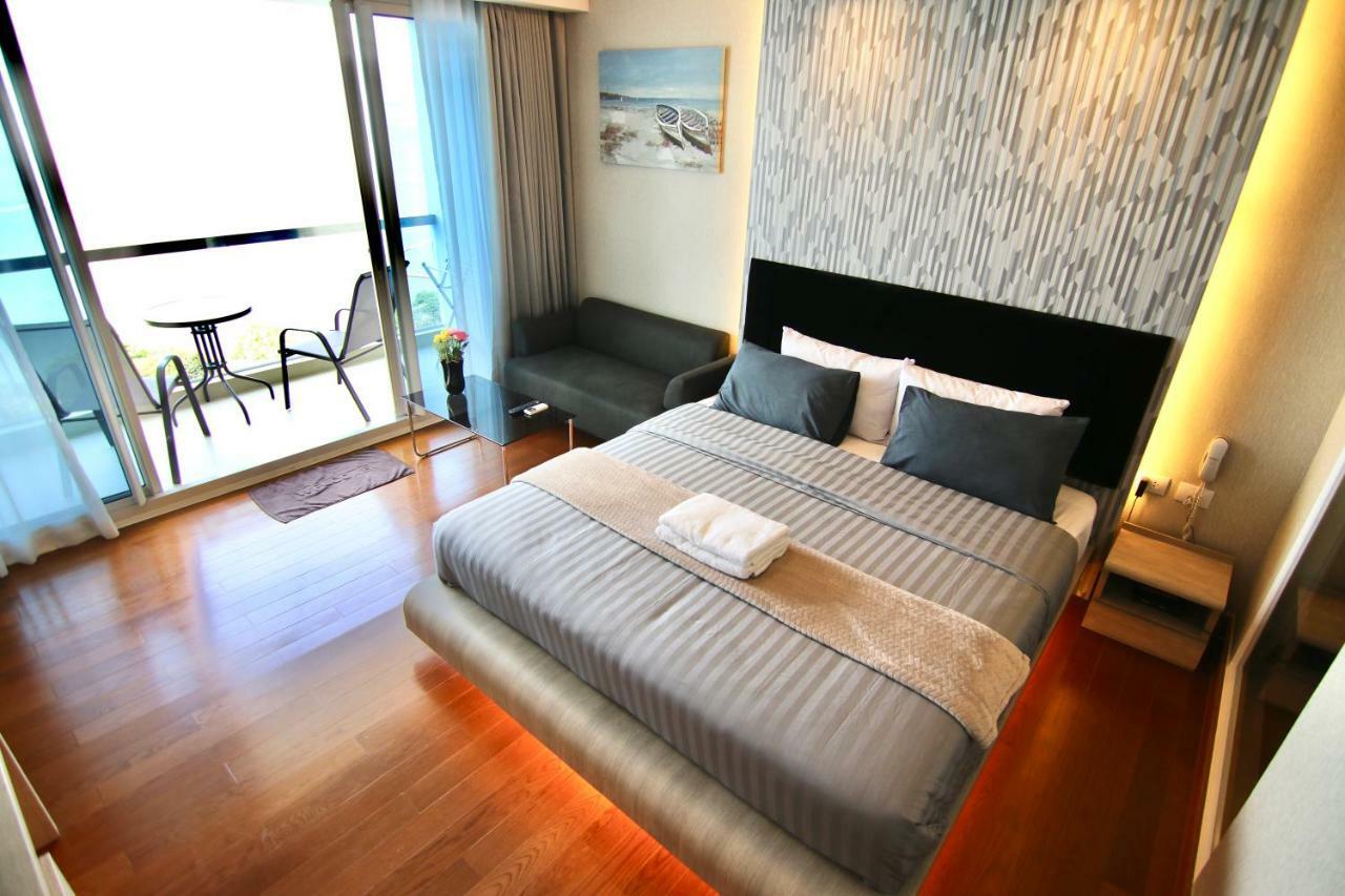 Luxurious Beachfront Pattaya Exterior photo